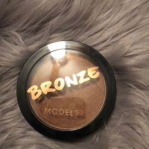 Model co bronzer